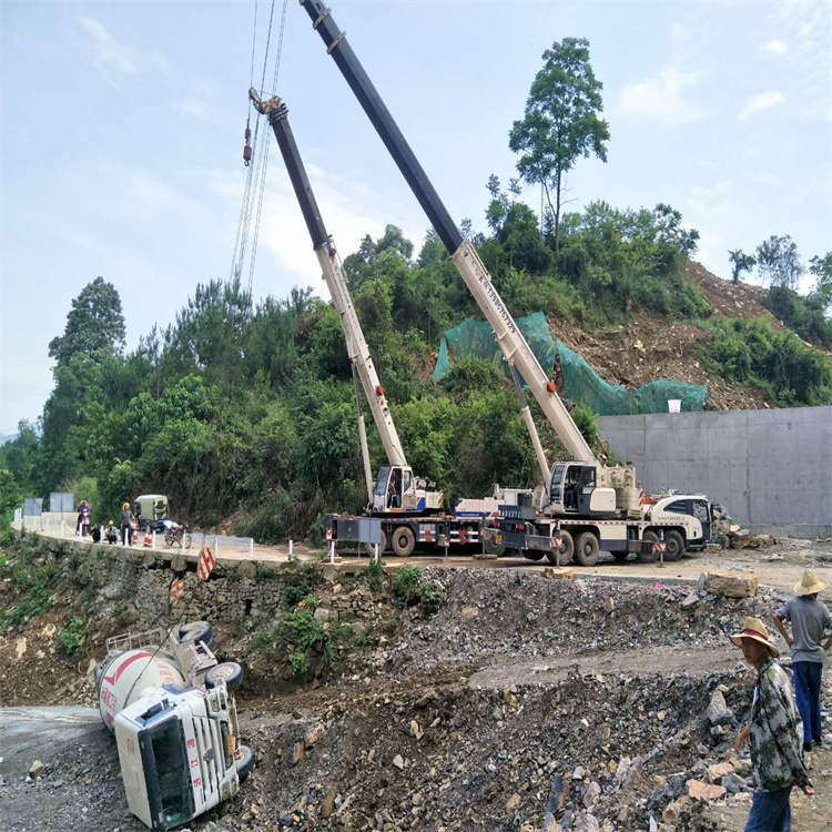 孟村县汽车掉沟里叫吊车救援要多少钱